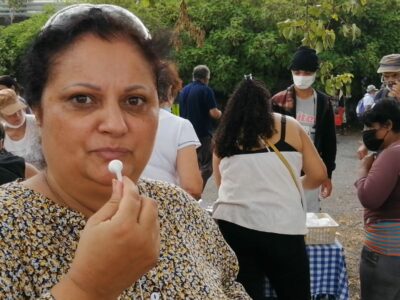 Distribution de repas aux sans abris.