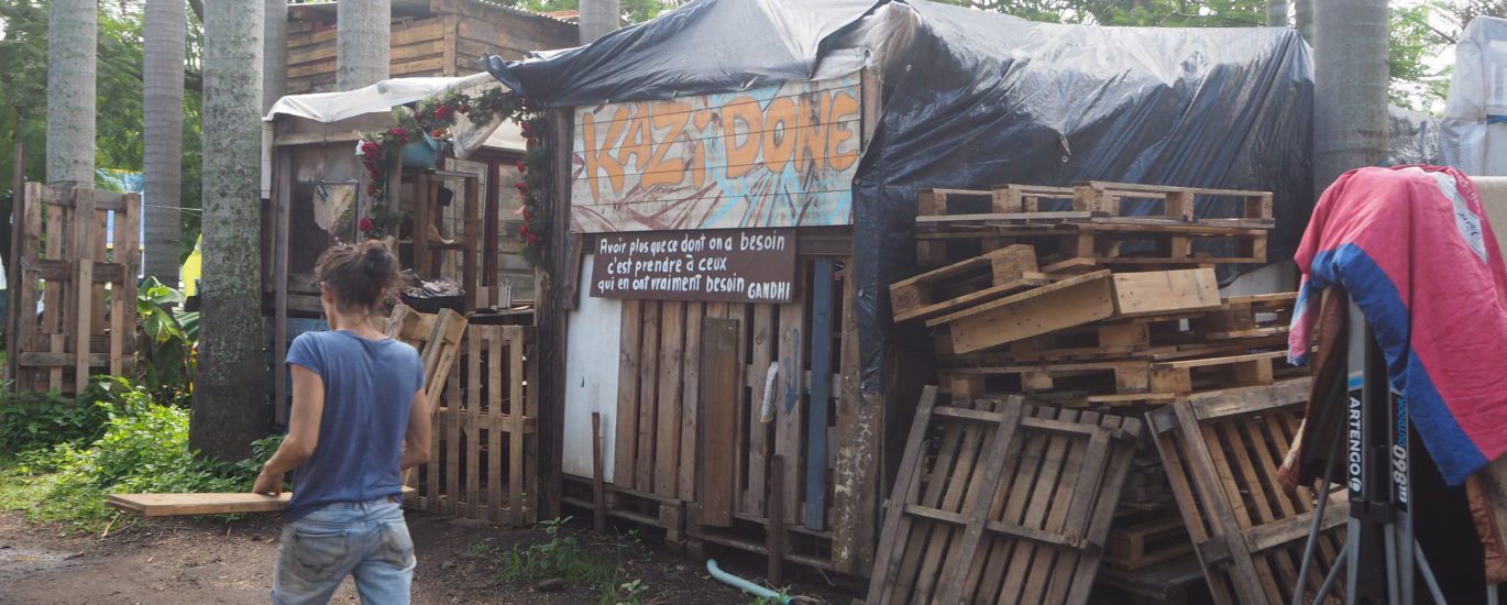 Les membres des Zazalé reconstruisent avec des matériaux de récupération l'espace du boukan détruit par le cyclone Batsiraï. (Photo JSG)