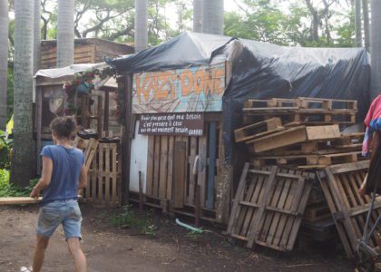 Les membres des Zazalé reconstruisent avec des matériaux de récupération l'espace du boukan détruit par le cyclone Batsiraï. (Photo JSG)