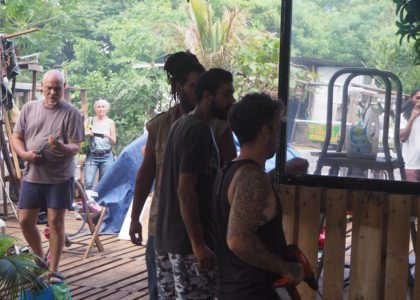 Les membres des Zazalé reconstruisent avec des matériaux de récupération l'espace du boukan détruit par le cyclone Batsiraï. (Photo JSG)