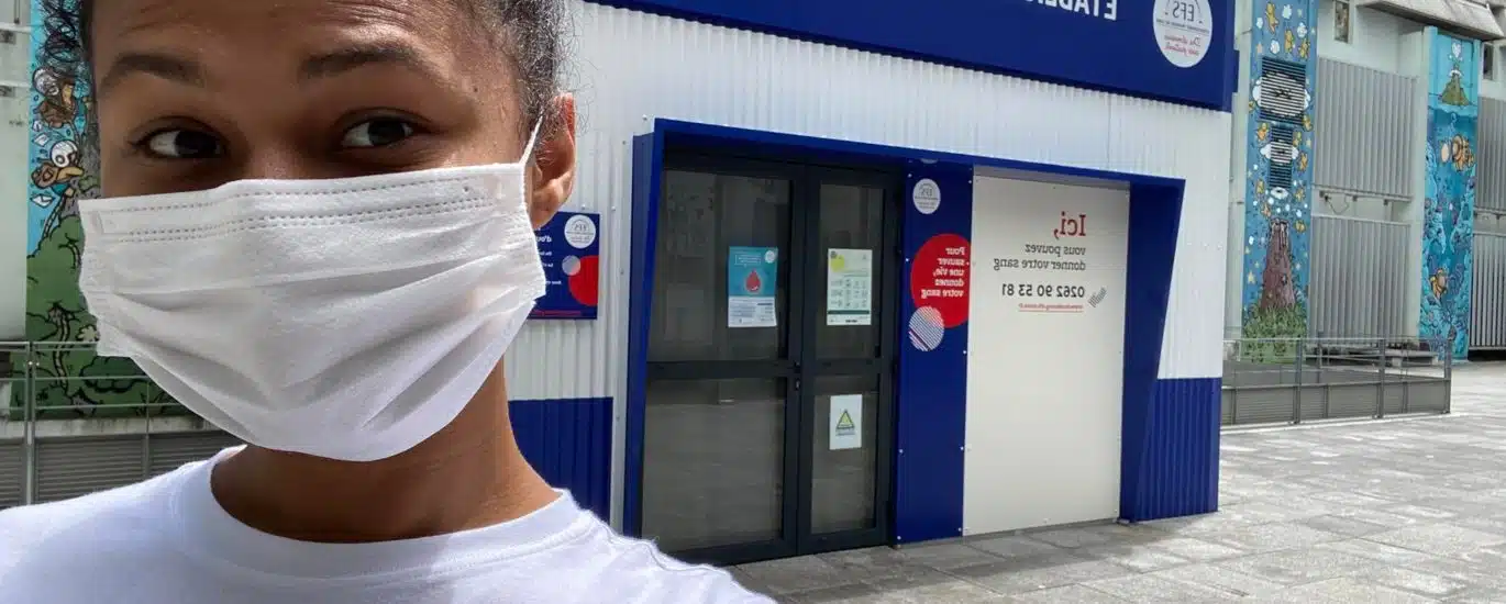 Clémence Bègue devant l'établissement français du sang.