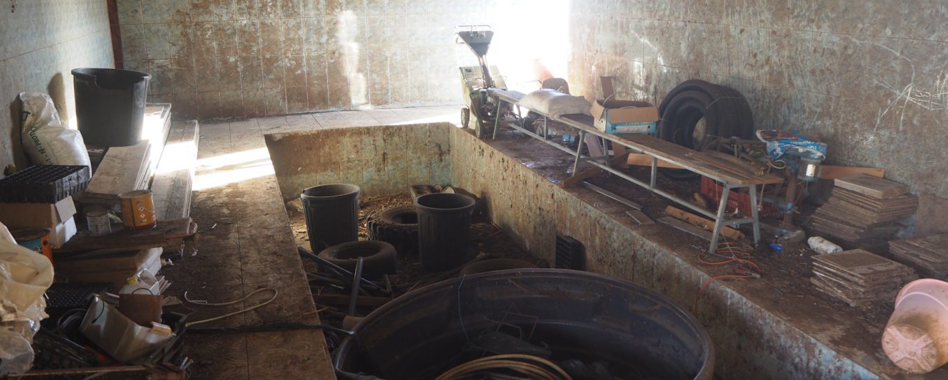 Salle de traite abandonnée après le développement de la leucose bovine et de l'IBR. (Photo JSG)