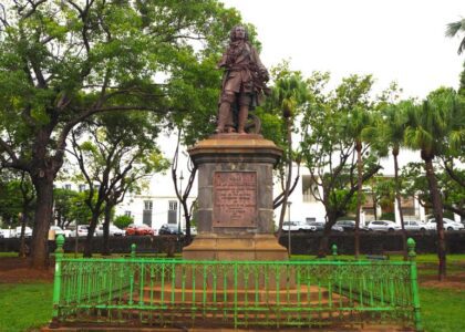 Statue de Mahé de La Bourdonnais