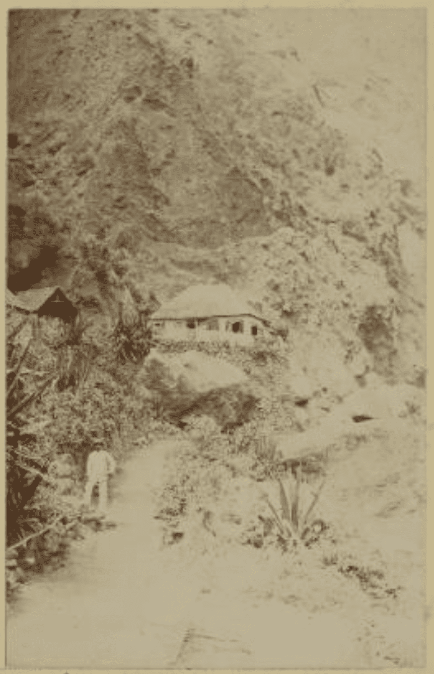 Le « gardien des eaux », Gaston Bidel, devant sa maison.