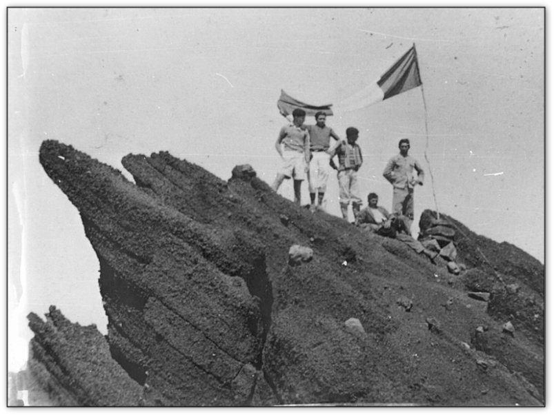 Au sommet du Gros Morne, le 1er septembre 1939: Albert Barbot, Maxime Gruchet, Roger Defaux, Jean Piat Saül Dijoux et Benoît Hoareau.