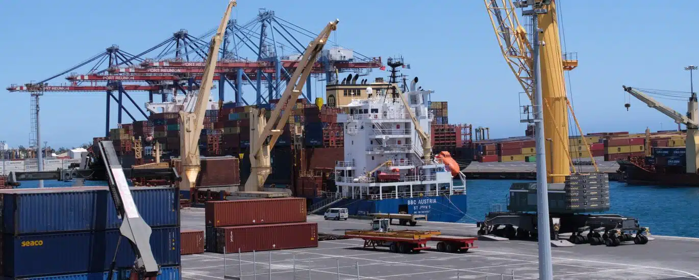 port Est chargement containers déchets dangereux