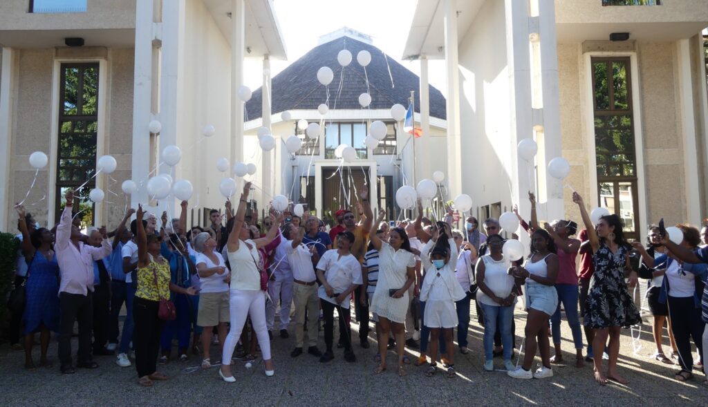 Hommage rendu à la petite Marie décédée après les coups de son père sur sa mère enceinte. Un rassemblement en soutien s'est tenu le 8 octobre 2022 devant le tribunal de Champ Fleuri. (Photo G. Ah Tiane))