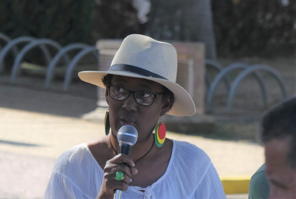 Hommage rendu à la petite Marie décédée après les coups de son père sur sa mère enceinte. Un rassemblement en soutien s'est tenu le 8 octobre 2022 devant le tribunal de Champ Fleuri. (Photo G. Ah Tiane)