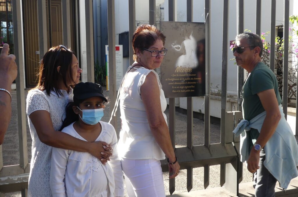 Hommage rendu à la petite Marie décédée après les coups de son père sur sa mère enceinte. Un rassemblement en soutien s'est tenu le 8 octobre 2022 devant le tribunal de Champ Fleuri. (Photo G. Ah Tiane)