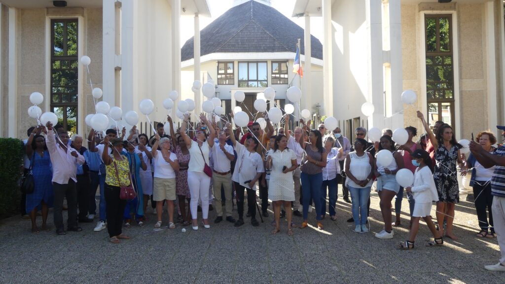 Hommage rendu à la petite Marie décédée après les coups de son père sur sa mère enceinte. Un rassemblement en soutien s'est tenu le 8 octobre 2022 devant le tribunal de Champ Fleuri. (Photo G. Ah Tiane)