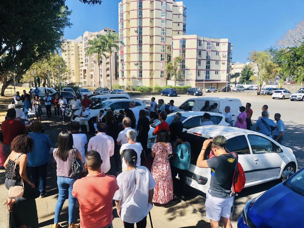 Hommage rendu à la petite Marie décédée après les coups de son père sur sa mère enceinte. Un rassemblement en soutien s'est tenu le 8 octobre 2022 devant le tribunal de Champ Fleuri. (Photo S. Moussajee)