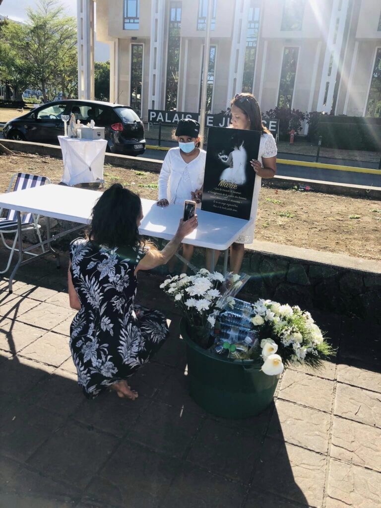 Hommage rendu à la petite Marie décédée après les coups de son père sur sa mère enceinte. Un rassemblement en soutien s'est tenu le 8 octobre 2022 devant le tribunal de Champ Fleuri. (Photo S. Moussajee)