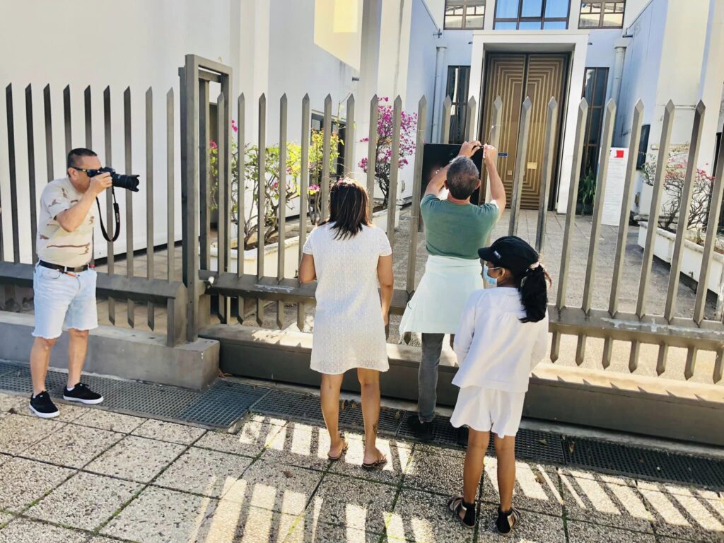 Hommage rendu à la petite Marie décédée après les coups de son père sur sa mère enceinte. Un rassemblement en soutien s'est tenu le 8 octobre 2022 devant le tribunal de Champ Fleuri. (Photo S. Moussajee)