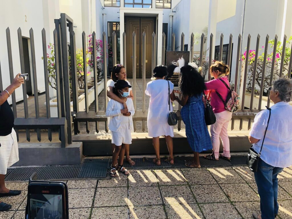 Hommage rendu à la petite Marie décédée après les coups de son père sur sa mère enceinte. Un rassemblement en soutien s'est tenu le 8 octobre 2022 devant le tribunal de Champ Fleuri. (Photo S. Moussajee)