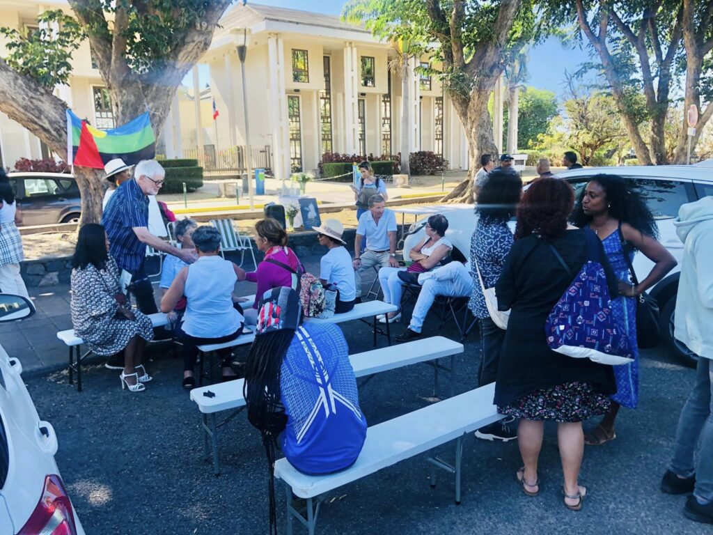 Hommage rendu à la petite Marie décédée après les coups de son père sur sa mère enceinte. Un rassemblement en soutien s'est tenu le 8 octobre 2022 devant le tribunal de Champ Fleuri. (Photo S. Moussajee)