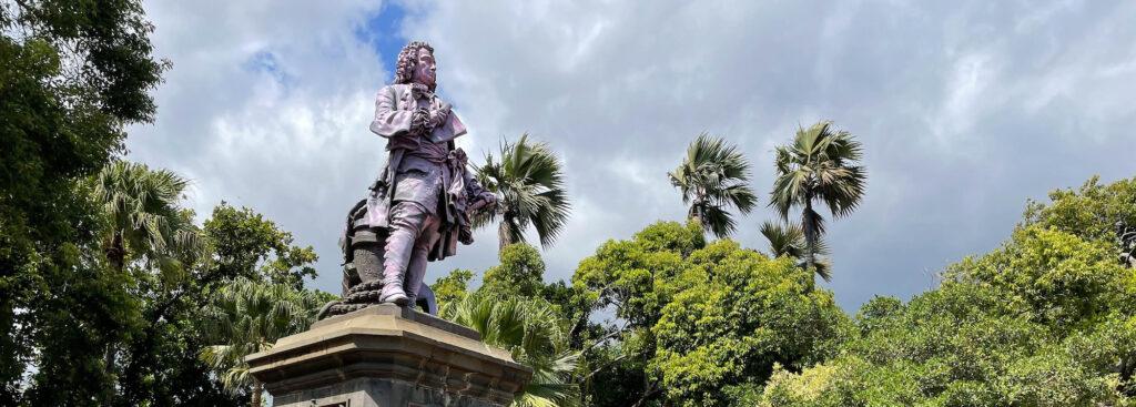 Statue de François Mahé de La Bourdonnais peinte en rose