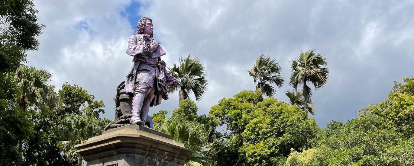 Statue de François Mahé de La Bourdonnais peinte en rose