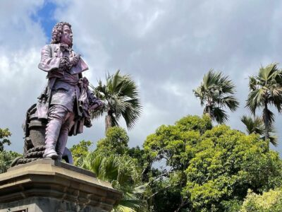 Statue de François Mahé de La Bourdonnais peinte en rose