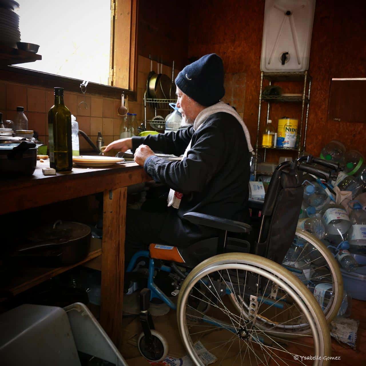 La vaisselle est faite avec des bonbonnes d'eau. M. Hoareau, 64 ans, a survécu à un AVC qui lui a laissé de lourdes séquelles. (Photo Ysabelle Gomez)