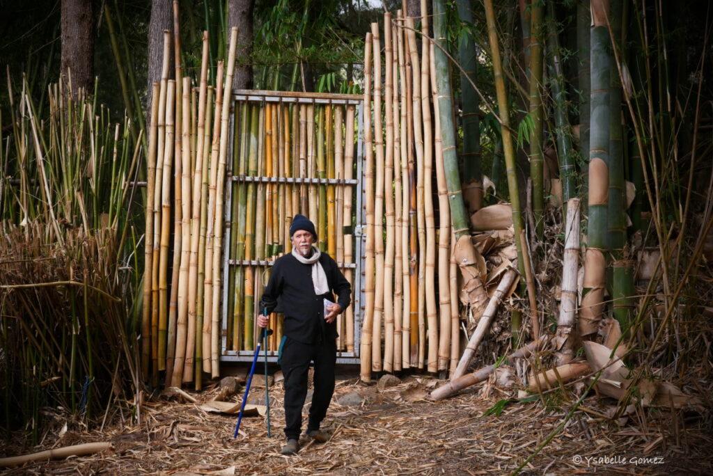 L'ONF a demandé à Alain Hoareau de retirer la nouvelle clôture trop haute qu'il a construite pour se protéger. (Photo Ysabelle Gomez)