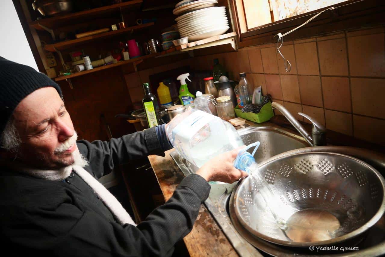 La vaisselle est faite avec des bonbonnes d'eau. M. Hoareau, 64 ans, a survécu à un AVC qui lui a laissé de lourdes séquelles. (Photo Ysabelle Gomez)