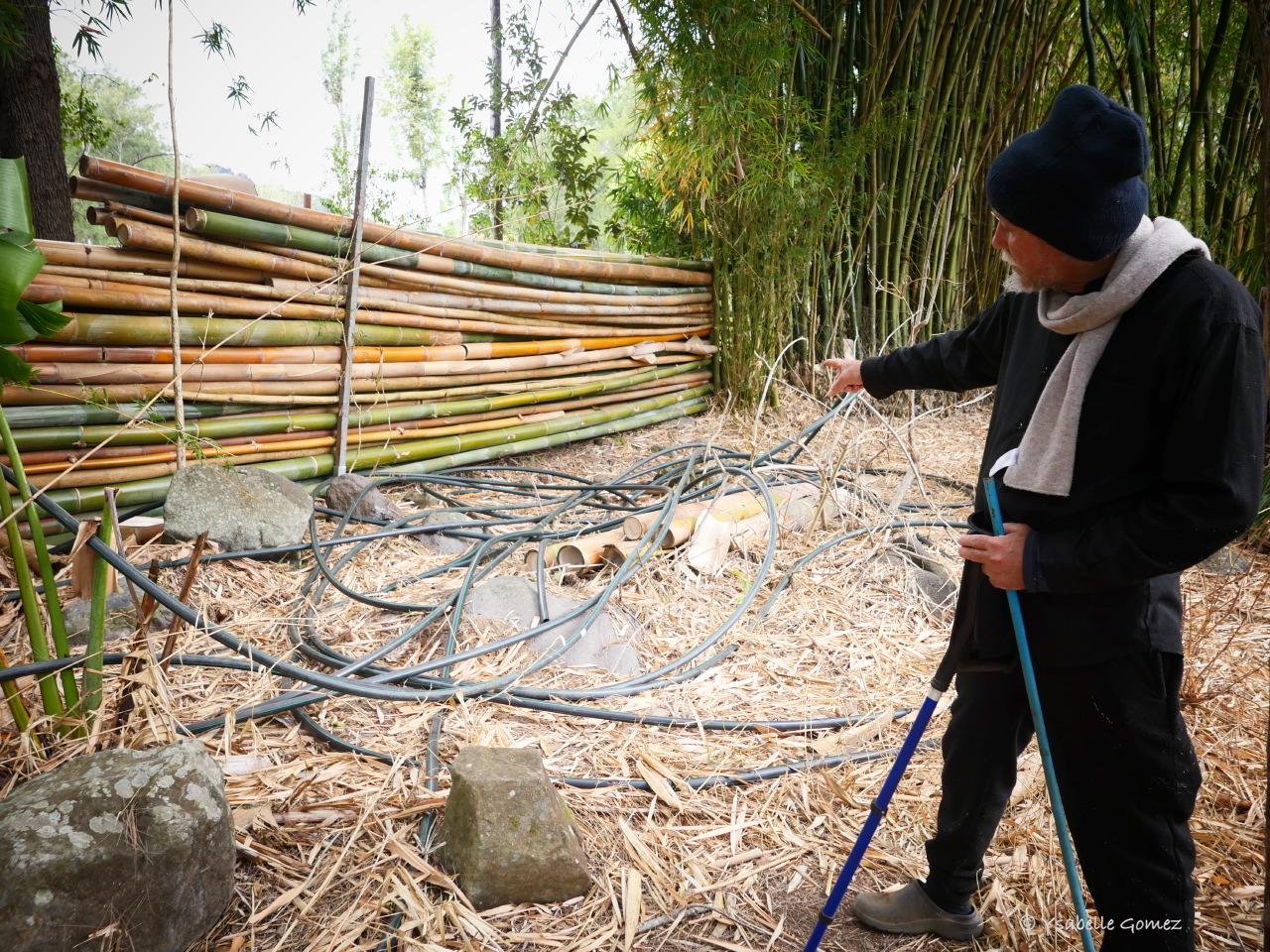 M. Hoareau n'a plus d'eau depuis 3 ans. Les tuyaux de la canalisation coupée ont été jetés par-dessus la clôture. (Photo Ysabelle Gomez)