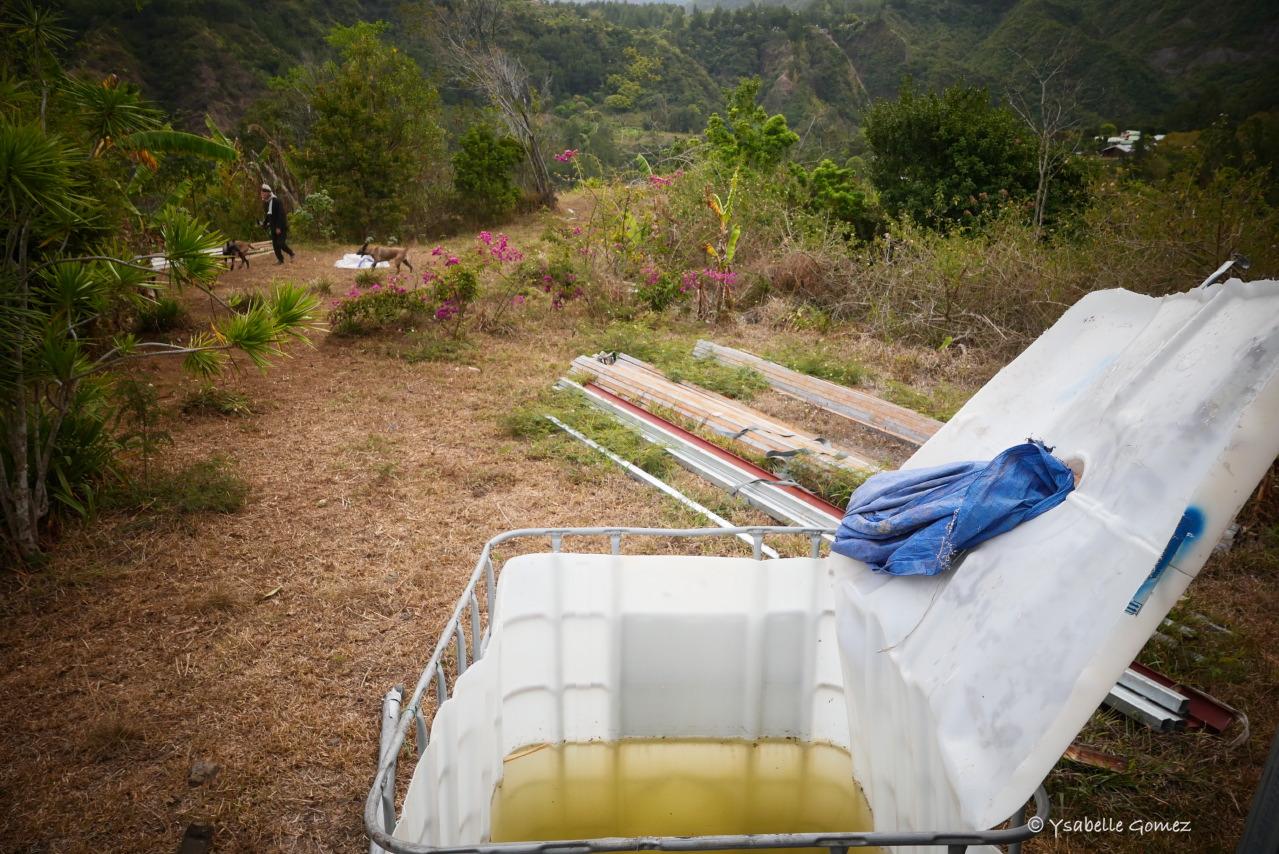 Un système de récupération d'eau de pluie a été installé un peu partout ainsi que des cuves, qui sont les seules ressources en eau pour la concession. (Photo Ysabelle Gomez)