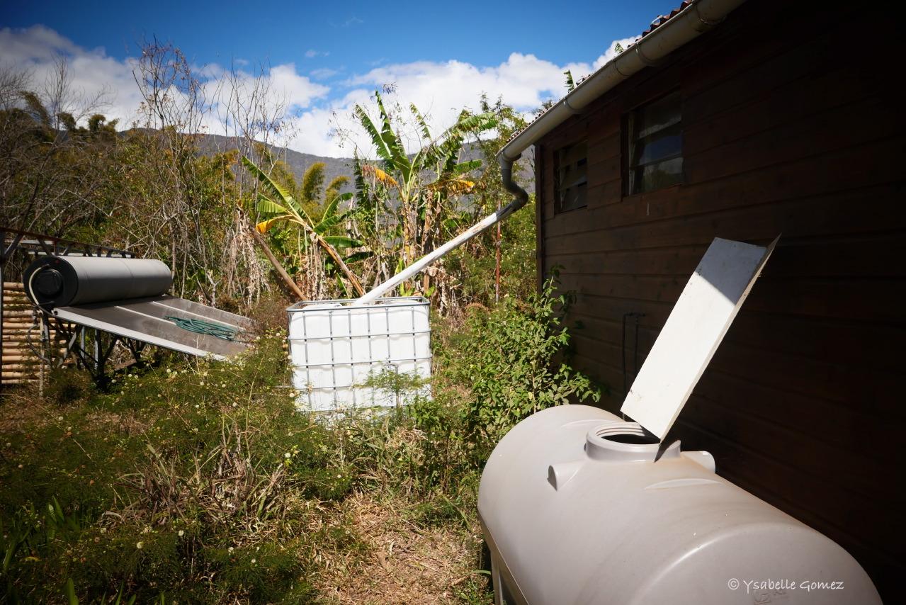 A l'îlet de la Plaque, à Mafate, chez Alain Hoareau, tout est mis en place pour récupérer la moindre goutte d'eau et il ne pleut pas. (Photo Ysabelle Gomez)