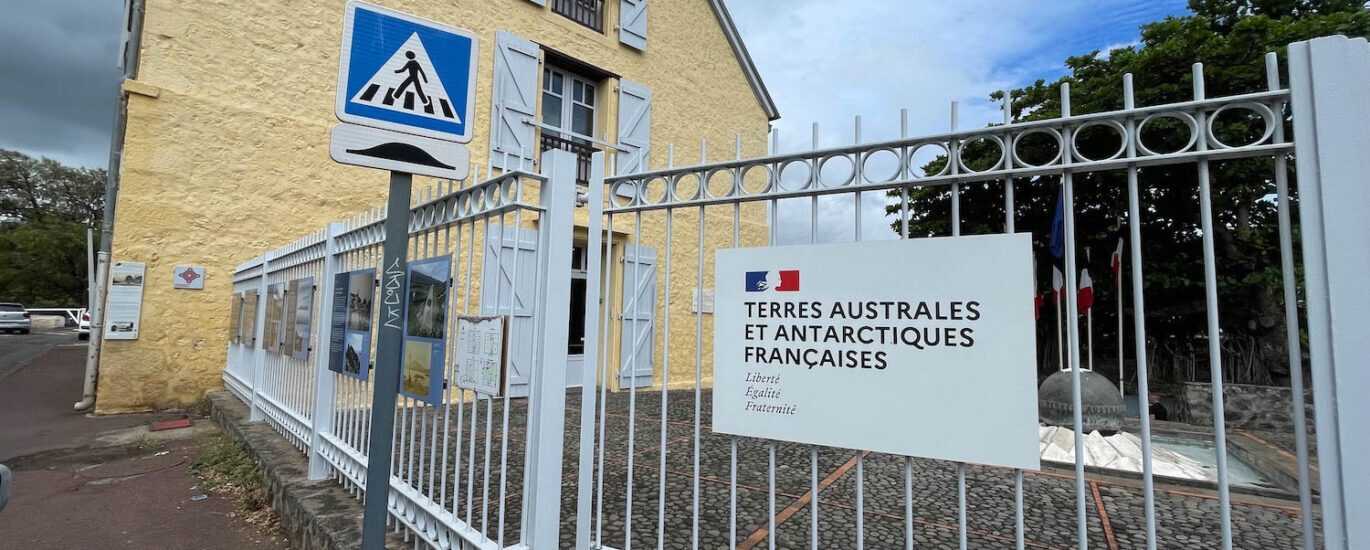 Terres australes antarctiques françaises TAAF administration