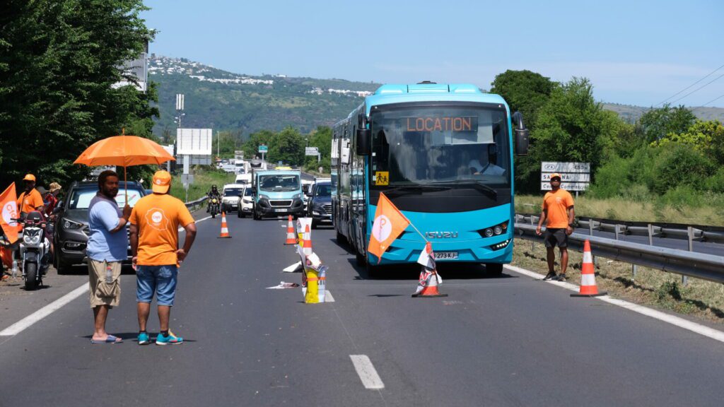 manif retraites barrage Savanna Saint-Paul jeudi 20 mars