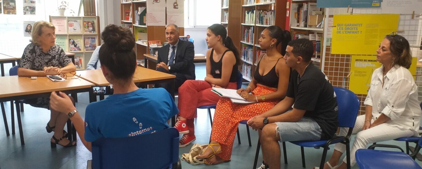 La rectrice en visite au lycée de Vincendo pour parler de l'égalité entre filles et garçons, le 8 mars 2023.