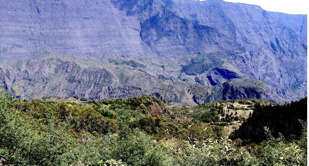 Plongée sur La Nouvelle depuis le col des Bœufs – Et à l’arrière-plan : le Maïdo