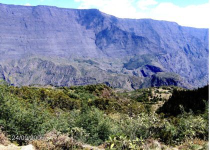 Plongée sur La Nouvelle depuis le col des Bœufs – Et à l’arrière-plan : le Maïdo