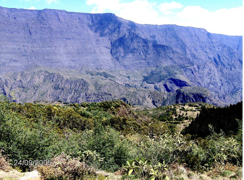 Plongée sur La Nouvelle depuis le col des Bœufs – Et à l’arrière-plan : le Maïdo