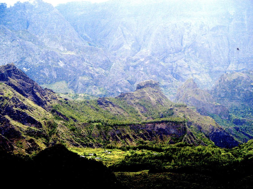 Le Piton carré depuis Bord Martin. Et au dessous, Îlet à Bourse