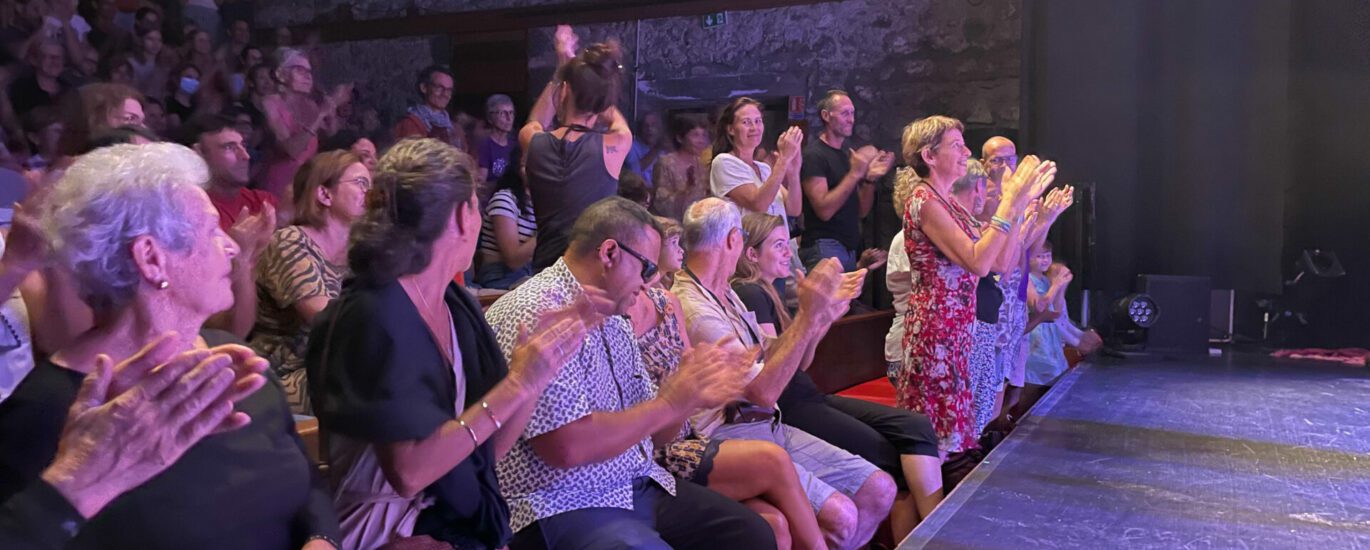 pièce de théatre Opérapiécé avec Aurore Bouston et Marion Lépine Vincent Carenzi à l'accordéon en présence des aveugles malvoyants de l'association Valentin Haüy et des souffleurs