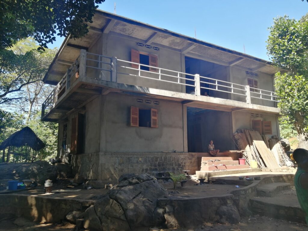 Le petit dispensaire en construction à Nosy Komba à Madagascar permet d'accueillir les malades et de les soigner avec les méthodes traditionnelles, principalement à travers l'usage des plantes.