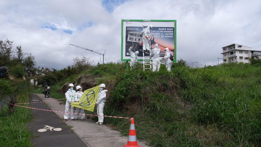 extinction rebellion XR déboulonnage panneau 4x3 publicité Saint-Paul