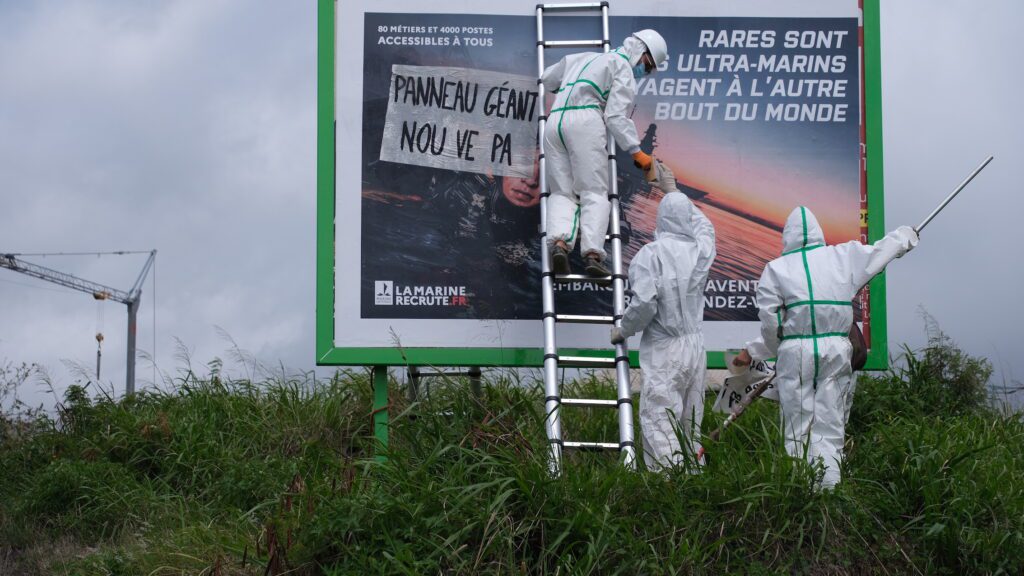 extinction rebellion XR déboulonnage panneau 4x3 publicité Saint-Paul