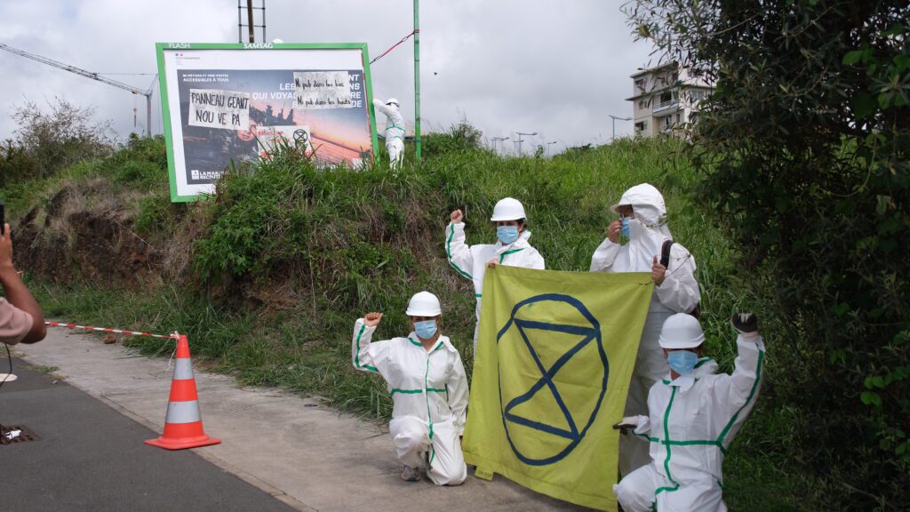 extinction rebellion XR déboulonnage panneau 4x3 publicité Saint-Paul