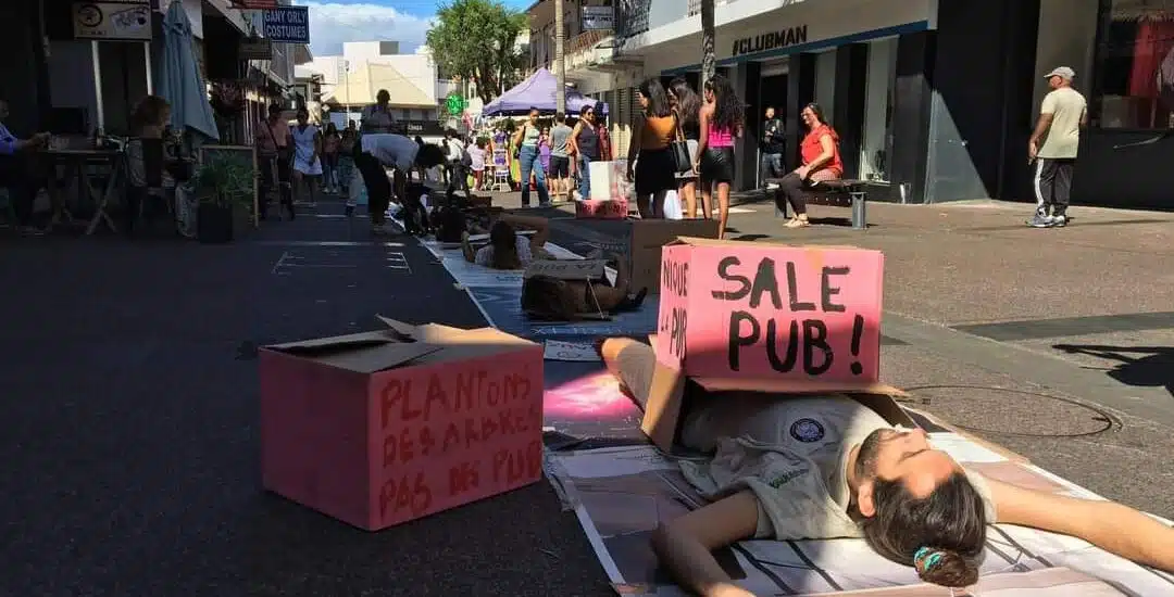 Action d'XR contre la prolifération de la publicité à Saint-Denis, septembre 2023.