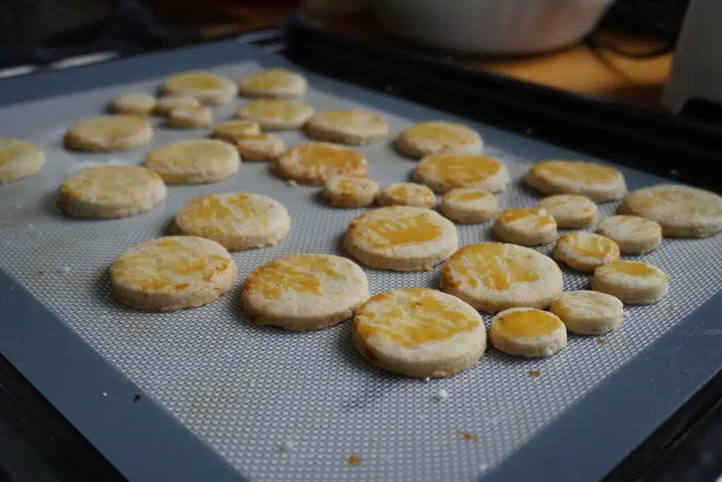 Le secret de Gabrielle Hoarau pour des bonbons la rouroute fondant : n'utiliser que de la farine arrow-root, ne pas mélanger avec de la farine de manioc.
