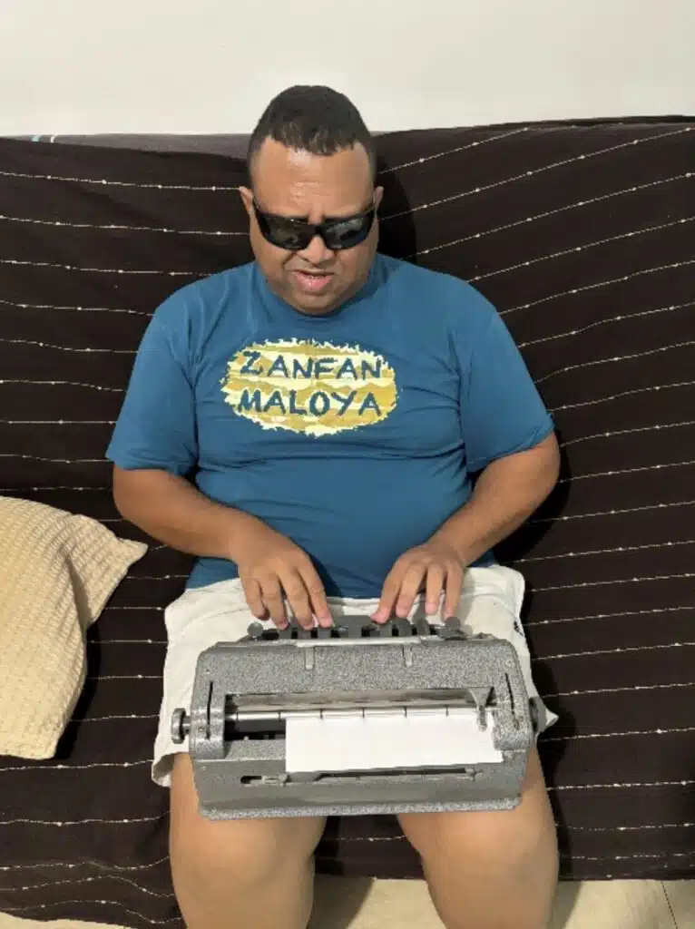 Livres Jean-Philippe Sevagamy aveugle cécité écriture braille machine perking