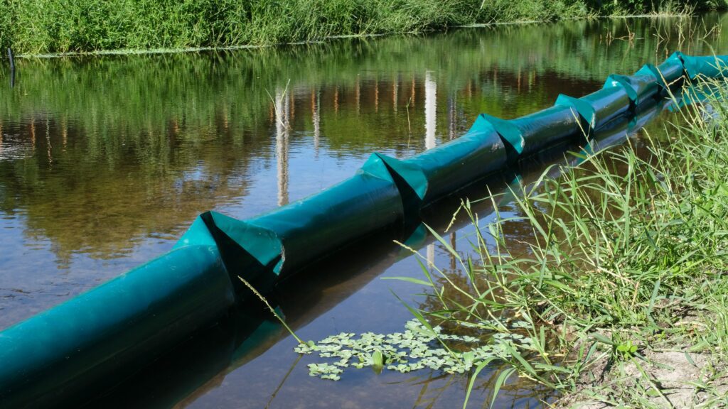 barrage flottant Gemapi lutte contre EEE espèces exotiques envahissantes salade d'eau ravine l'Ermitage TO