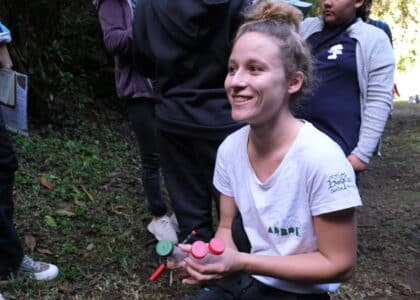 Plathelminthe Petite Ile sentier Vivier avec la classe de Tiphaine et Raphaelle Pascot spécialiste de ces vers plats. Et Valentin Vaslet médiateur Nature océan indien NOI