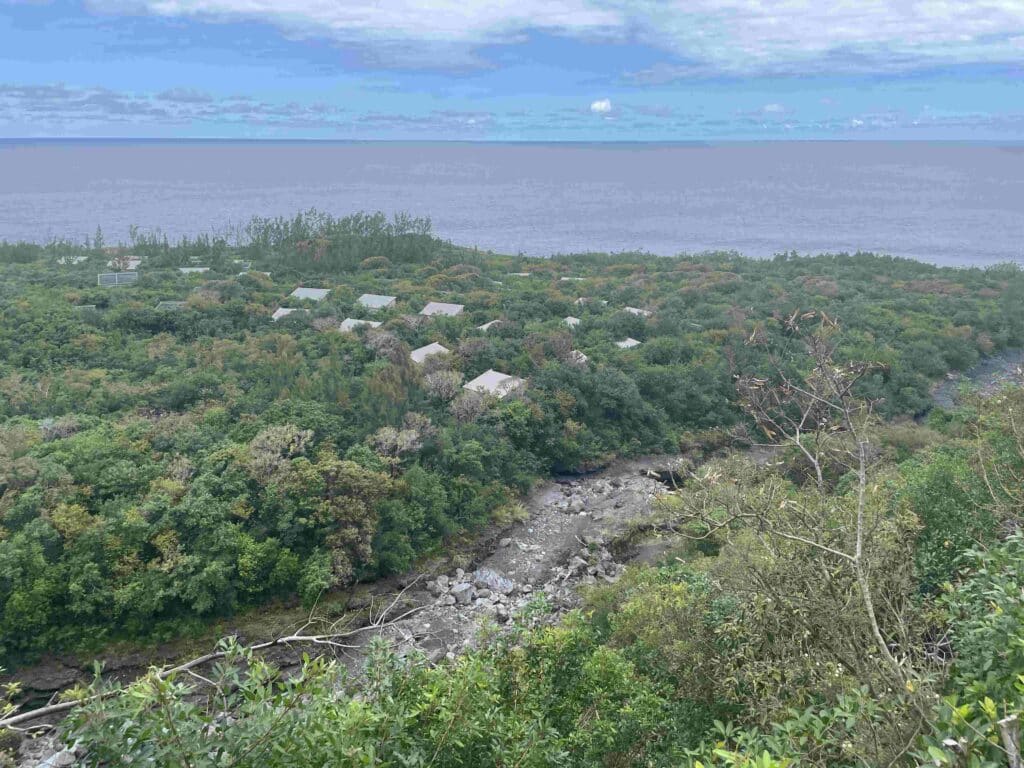 Visite des ruines de l'hôtel le Superbe à Saint-Philippe festival de graf