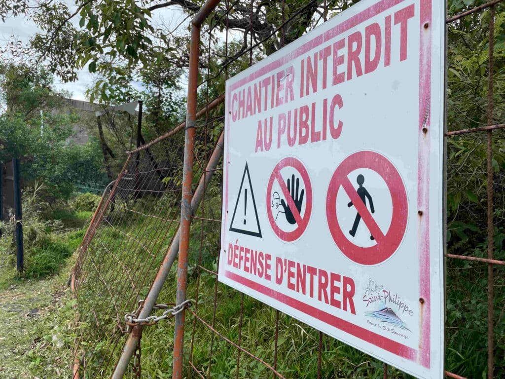 Visite des ruines de l'hôtel le Superbe à Saint-Philippe festival de graf