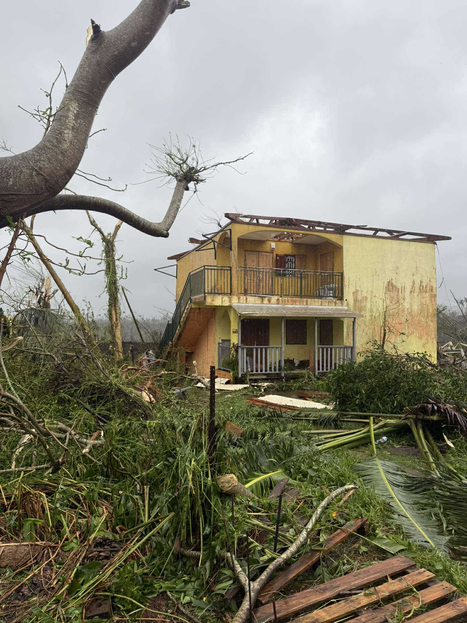 Cyclone Chido à Mayotte, dégâts de Tsingoni. Photo : Tom-Lou Cellier