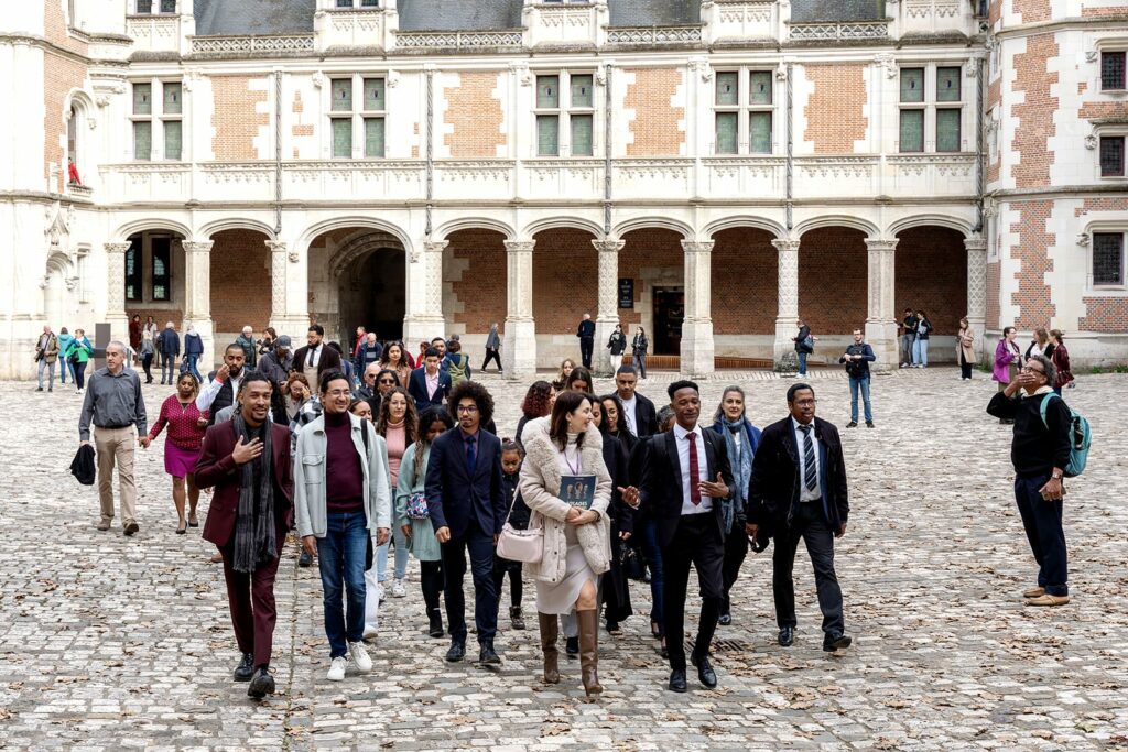 Klara Boyer-Rossol à côté de David Lily accompagné des descendants des captifs de la corvette britannique Lily, lors de la présentation de l'exposition "Visages d'ancêtres" au Château royal de Blois.