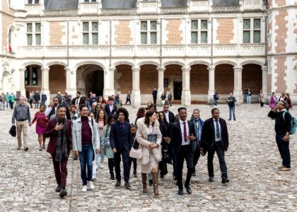 Klara Boyer-Rossol à côté de David Lily accompagné des descendants des captifs de la corvette britannique Lily, lors de la présentation de l'exposition "Visages d'ancêtres" au Château royal de Blois.